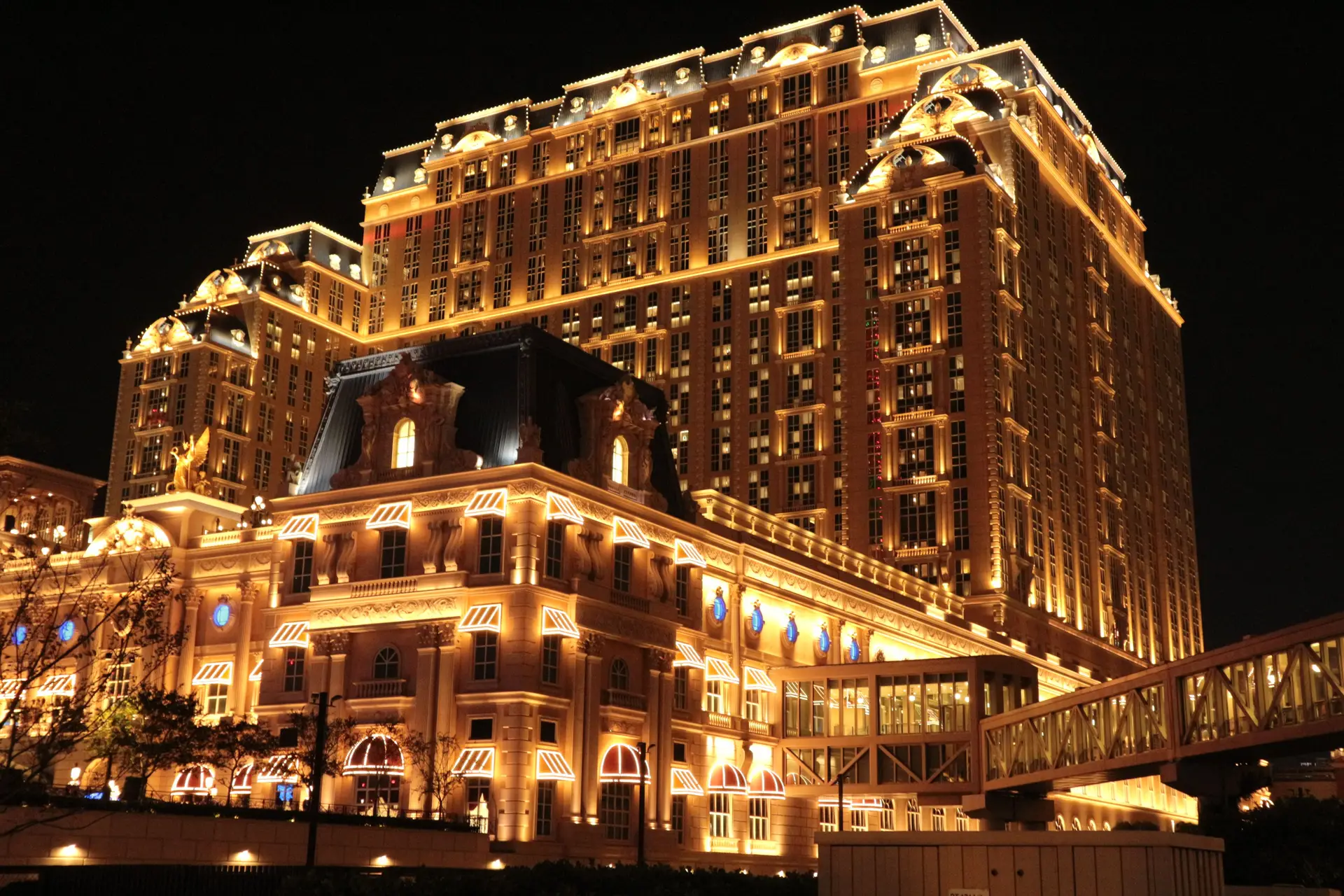 NorquellianroyalHaven illuminated at night
